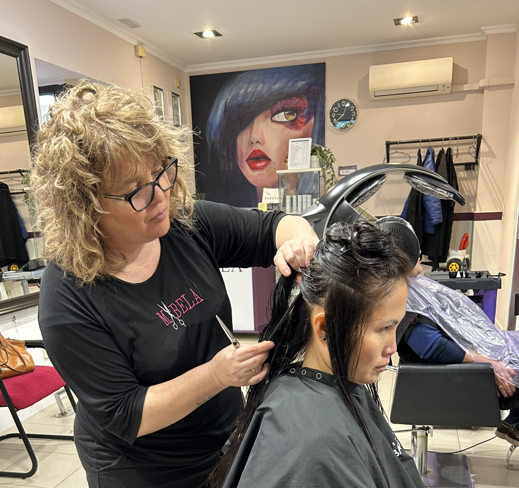 Mabela estilistas salon de peluqueria zona de trabajo con Maribel